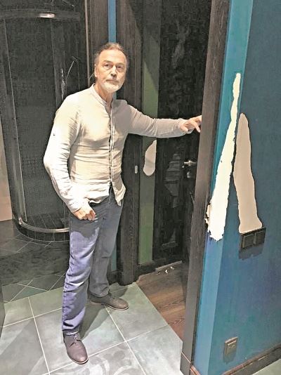 С Никаса Сафронова требуют 70 тысяч евро за его же картину